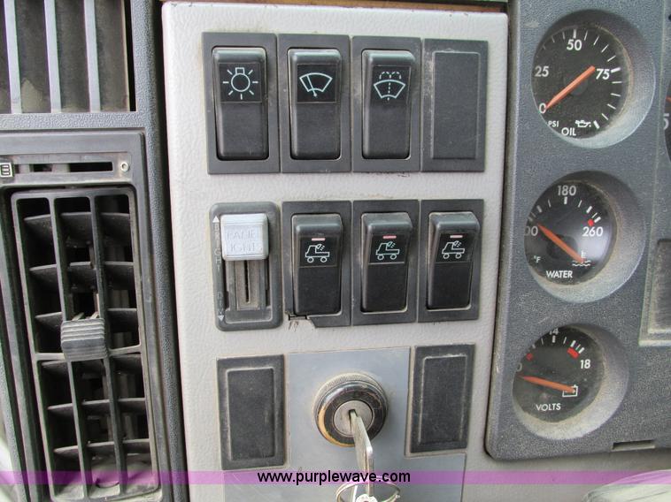 image for item I4119 1995 Freightliner FL70 bucket truck