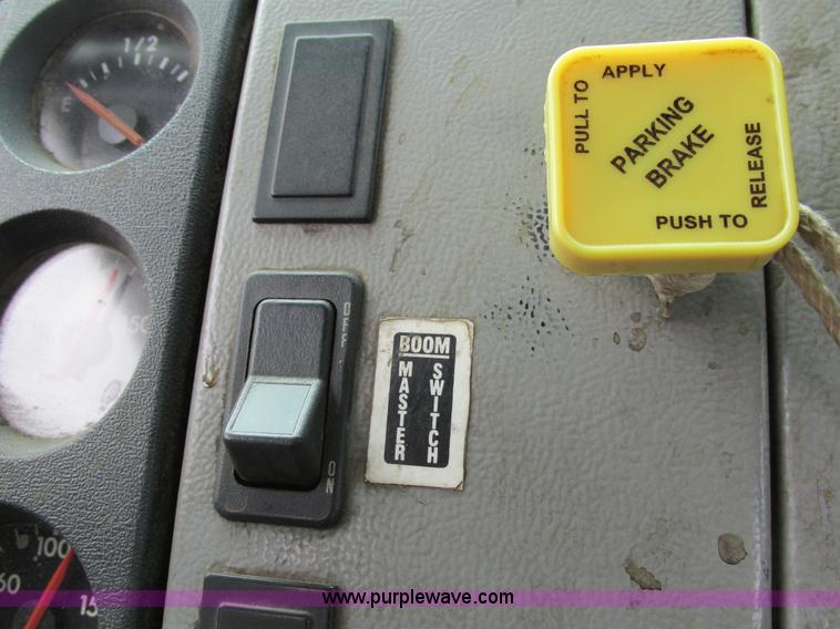 image for item I4119 1995 Freightliner FL70 bucket truck