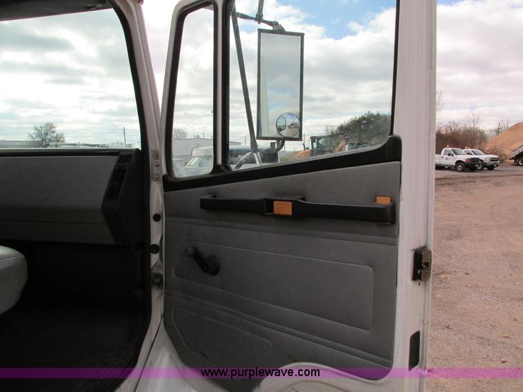 image for item I4119 1995 Freightliner FL70 bucket truck