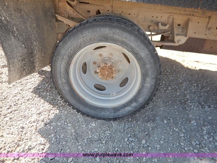 image for item I5254 2003 Ford F550 Super Duty XL flatbed truck