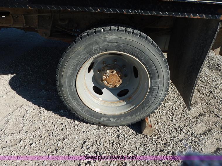 image for item I5254 2003 Ford F550 Super Duty XL flatbed truck