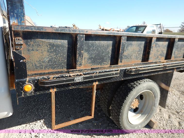 image for item I5254 2003 Ford F550 Super Duty XL flatbed truck