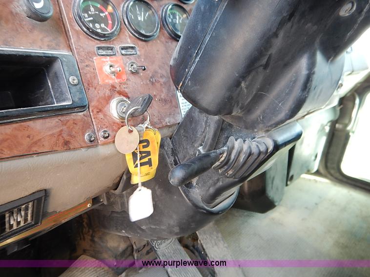 image for item I5256 2007 Peterbilt 335 dump truck