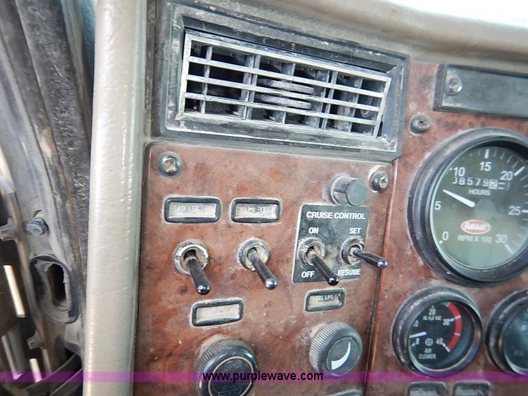 image for item I5256 2007 Peterbilt 335 dump truck