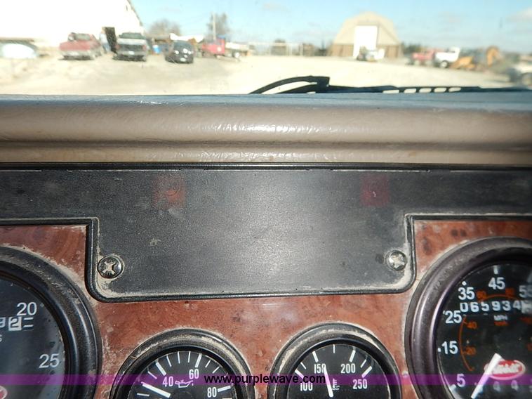 image for item I5256 2007 Peterbilt 335 dump truck