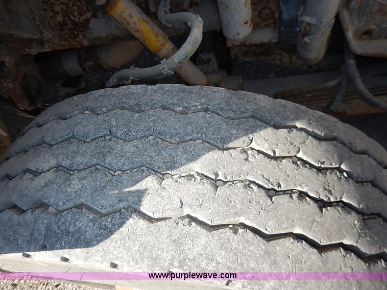 image for item I5256 2007 Peterbilt 335 dump truck