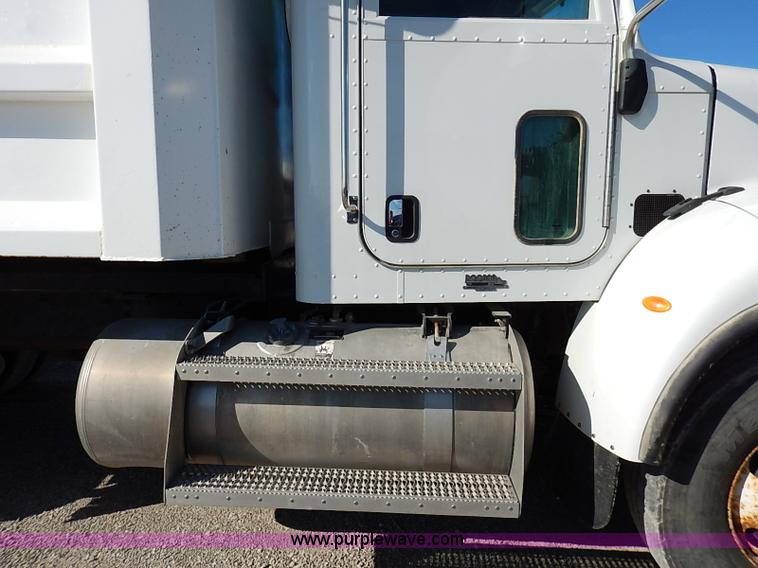 image for item I5256 2007 Peterbilt 335 dump truck