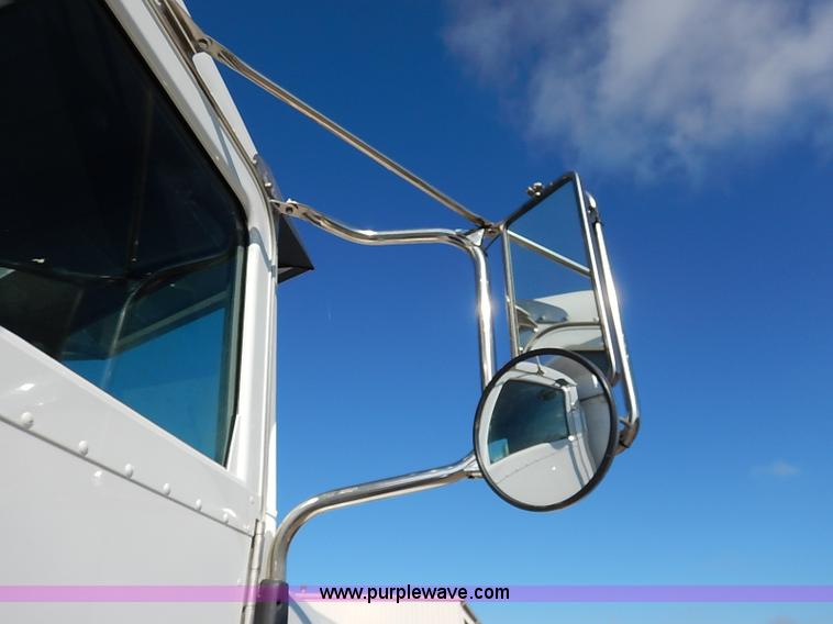 image for item I5256 2007 Peterbilt 335 dump truck