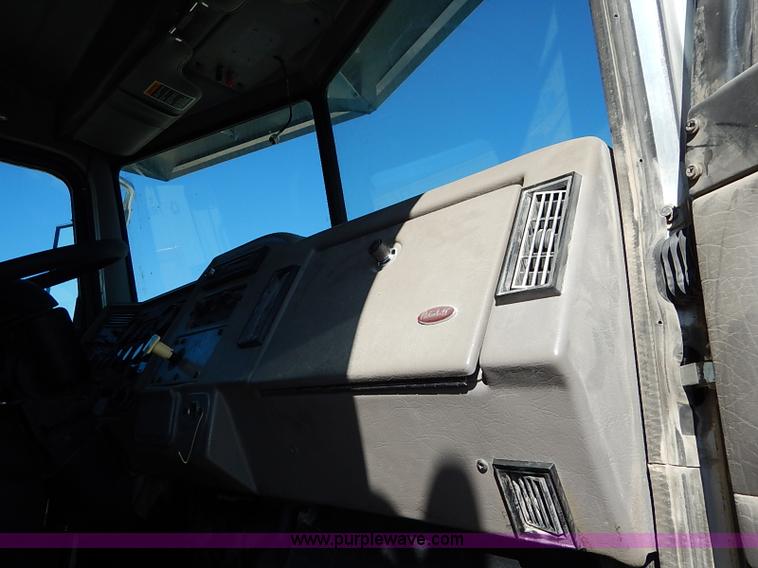 image for item I5256 2007 Peterbilt 335 dump truck