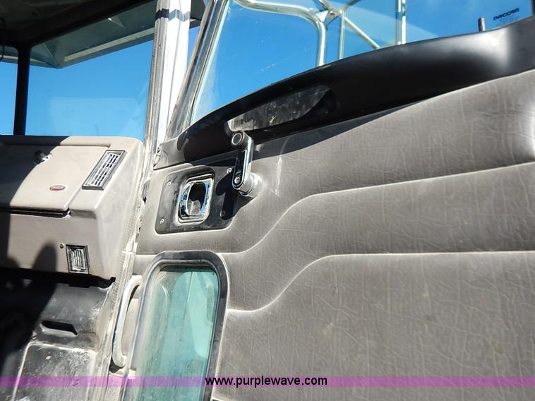 image for item I5256 2007 Peterbilt 335 dump truck