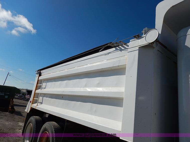 image for item I5256 2007 Peterbilt 335 dump truck