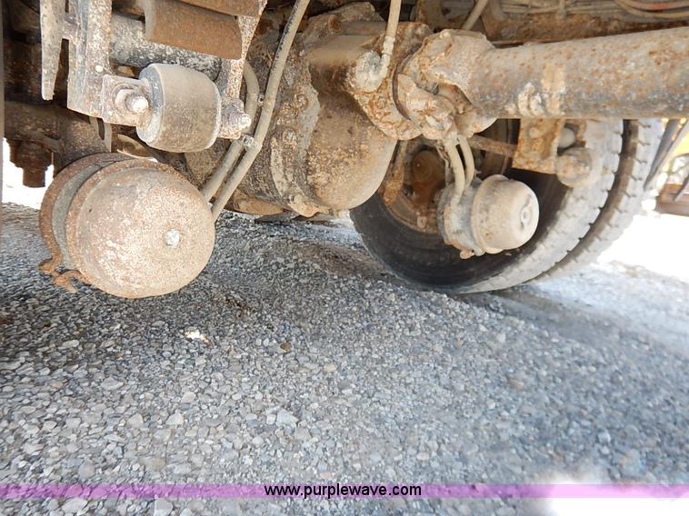 image for item I5256 2007 Peterbilt 335 dump truck