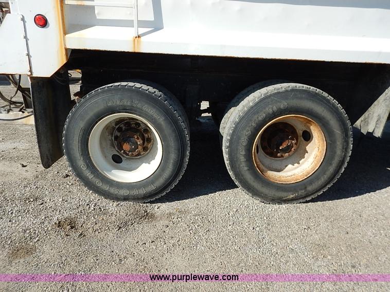 image for item I5256 2007 Peterbilt 335 dump truck