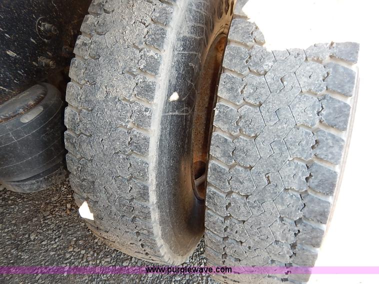 image for item I5256 2007 Peterbilt 335 dump truck