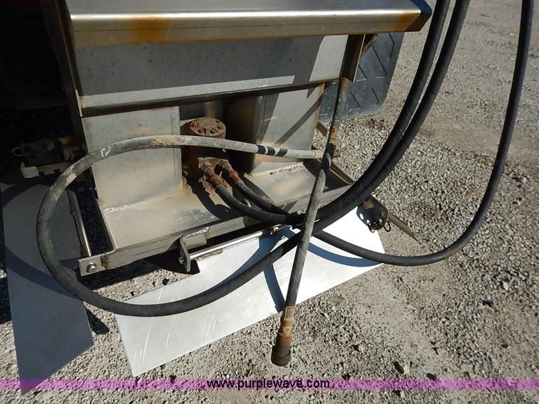 image for item I5256 2007 Peterbilt 335 dump truck