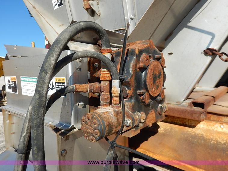 image for item I5256 2007 Peterbilt 335 dump truck