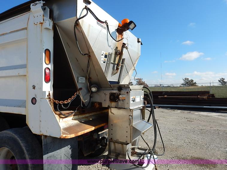 image for item I5256 2007 Peterbilt 335 dump truck