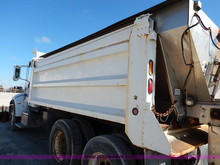 image for item I5256 2007 Peterbilt 335 dump truck