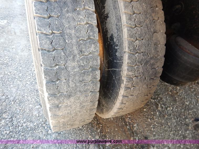 image for item I5256 2007 Peterbilt 335 dump truck