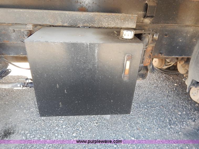 image for item I5256 2007 Peterbilt 335 dump truck