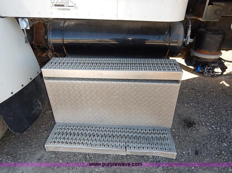 image for item I5256 2007 Peterbilt 335 dump truck