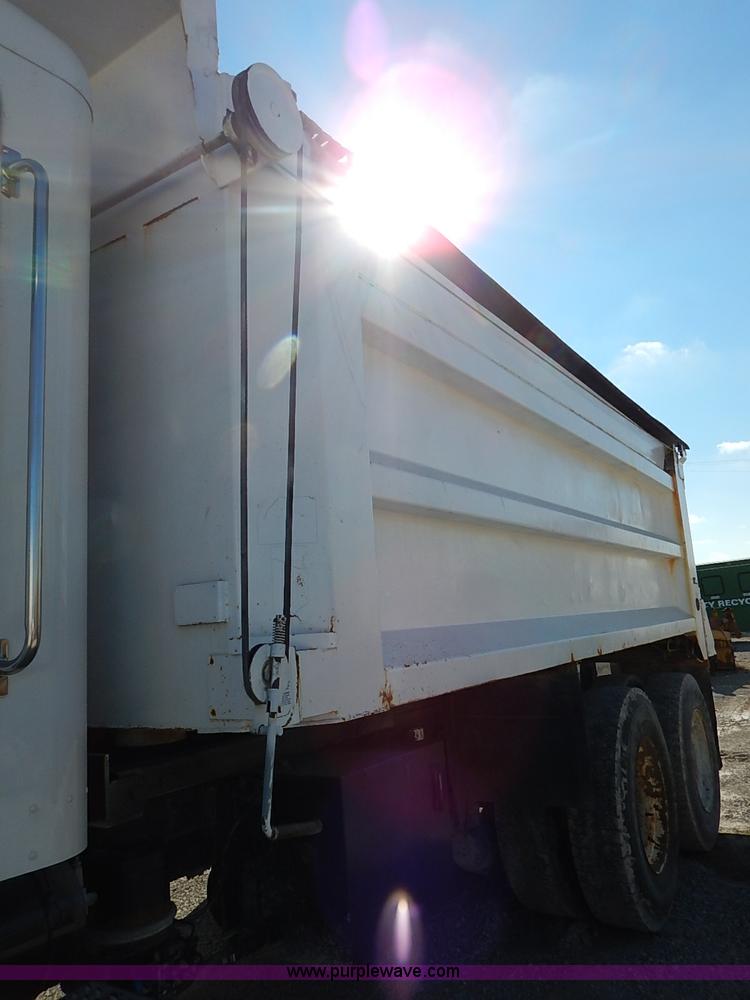 image for item I5256 2007 Peterbilt 335 dump truck