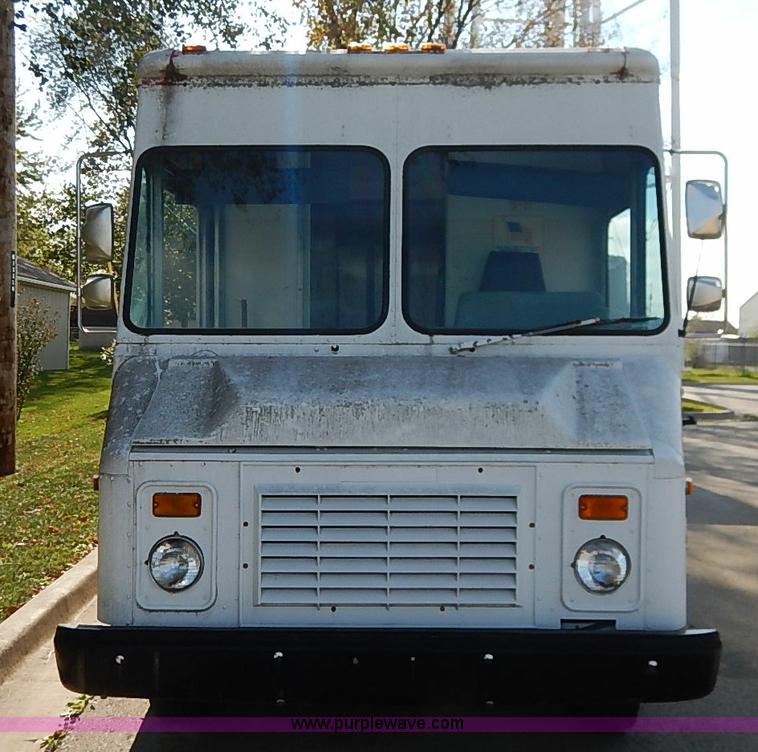 image for item I5292 1990 Chevrolet P30 Grumman van