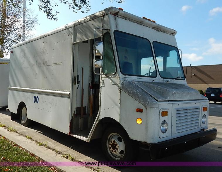 image for item I5292 1990 Chevrolet P30 Grumman van