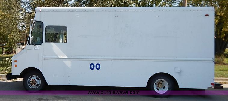 image for item I5292 1990 Chevrolet P30 Grumman van