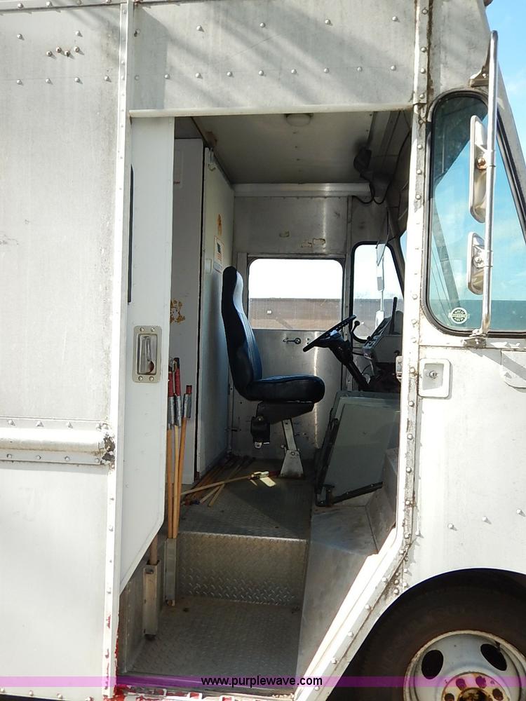 image for item I5292 1990 Chevrolet P30 Grumman van