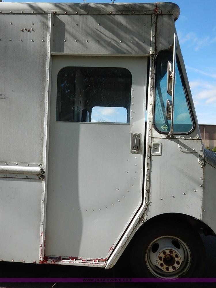 image for item I5292 1990 Chevrolet P30 Grumman van