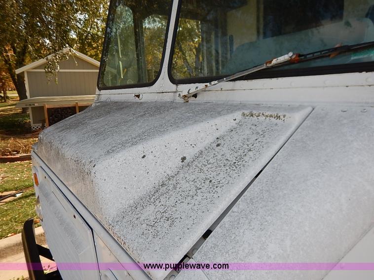 image for item I5292 1990 Chevrolet P30 Grumman van