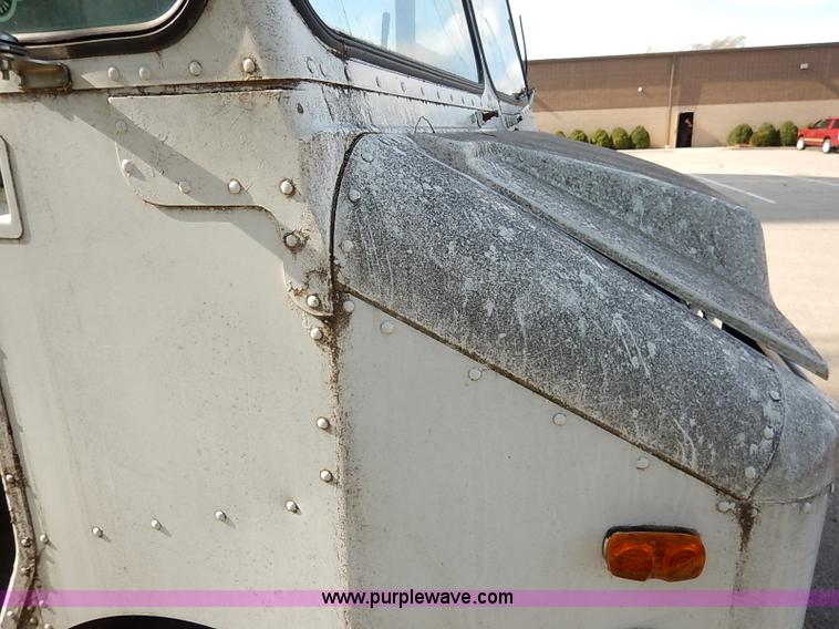 image for item I5292 1990 Chevrolet P30 Grumman van