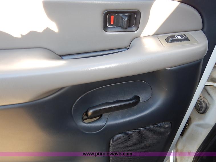 image for item I5294 2001 Chevrolet Suburban C1500 LS SUV