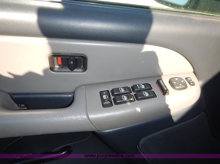 image for item I5294 2001 Chevrolet Suburban C1500 LS SUV