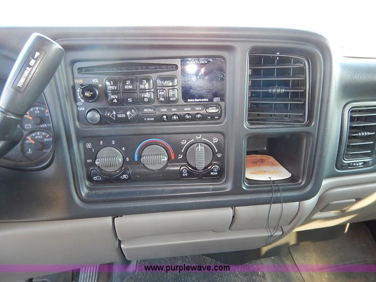 image for item I5294 2001 Chevrolet Suburban C1500 LS SUV