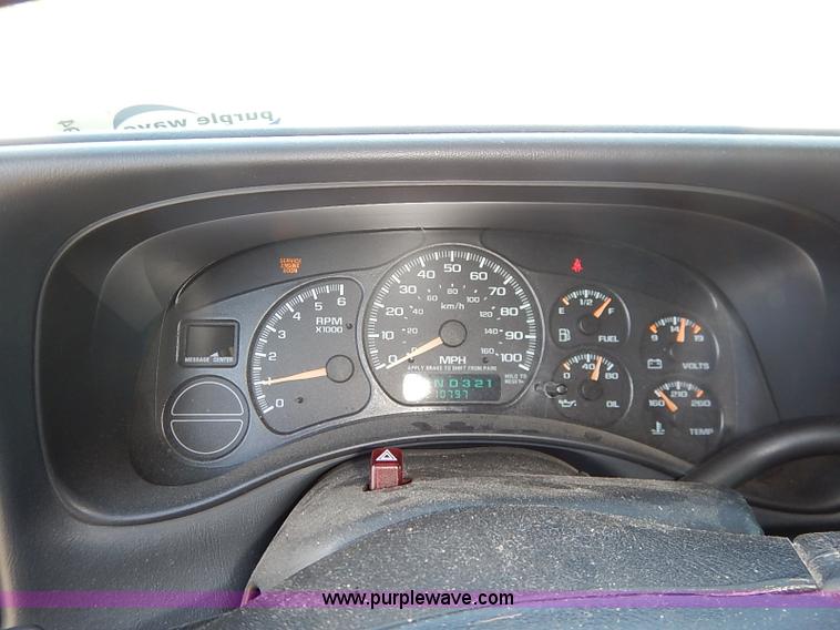 image for item I5294 2001 Chevrolet Suburban C1500 LS SUV