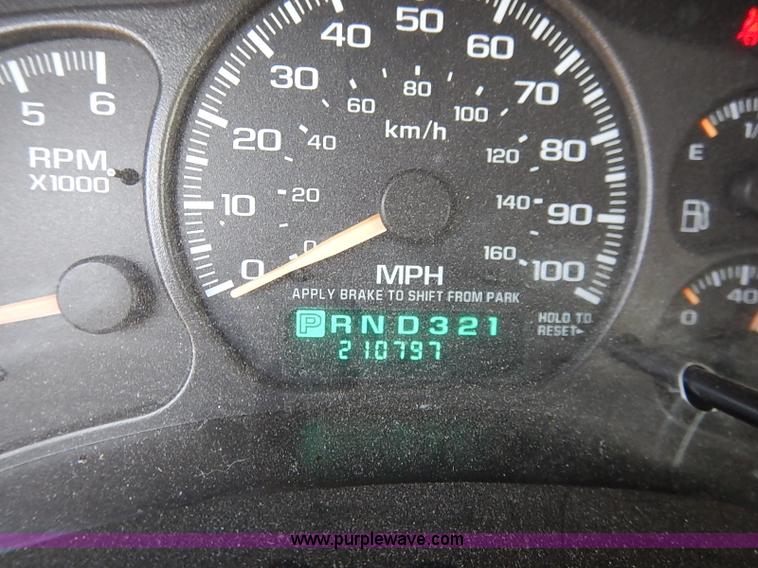 image for item I5294 2001 Chevrolet Suburban C1500 LS SUV