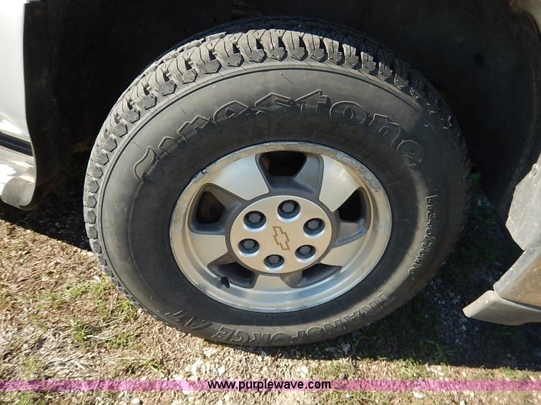 image for item I5294 2001 Chevrolet Suburban C1500 LS SUV