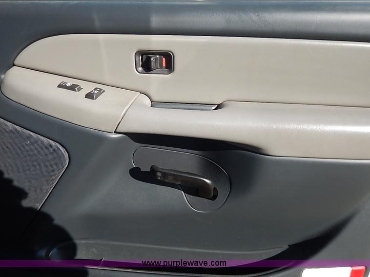 image for item I5294 2001 Chevrolet Suburban C1500 LS SUV