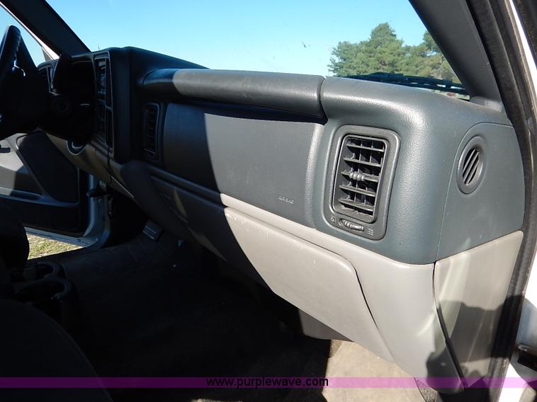 image for item I5294 2001 Chevrolet Suburban C1500 LS SUV