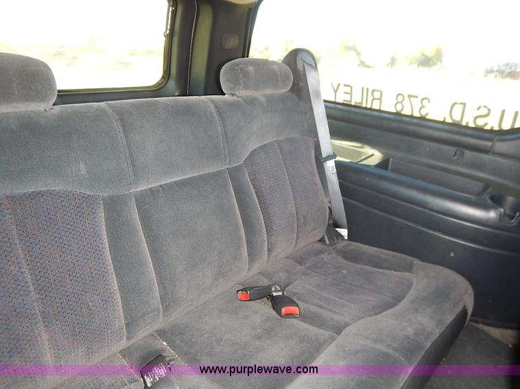 image for item I5294 2001 Chevrolet Suburban C1500 LS SUV