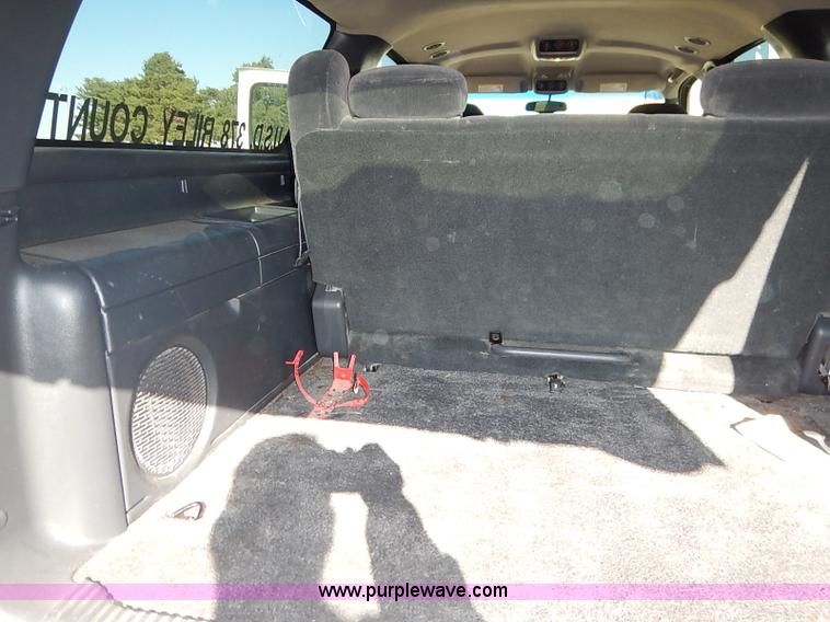 image for item I5294 2001 Chevrolet Suburban C1500 LS SUV