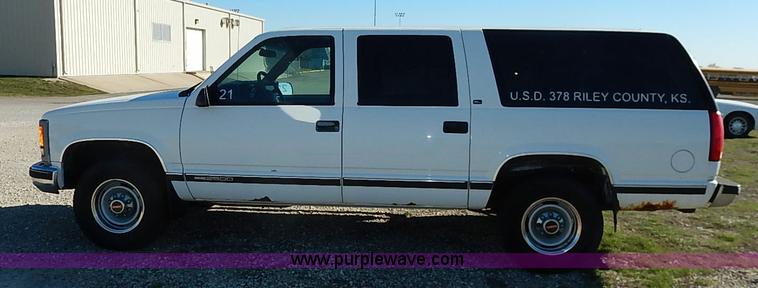 image for item I5295 1999 GMC Suburban 2500 SL SUV