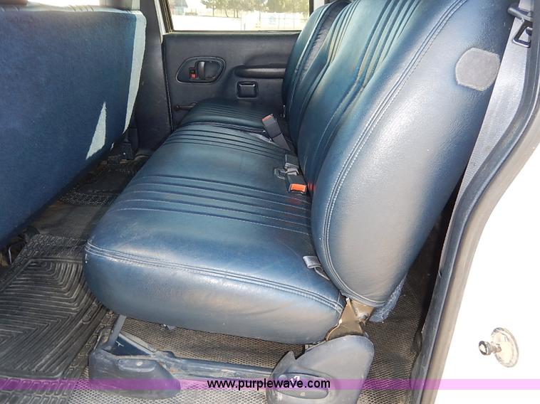 image for item I5295 1999 GMC Suburban 2500 SL SUV