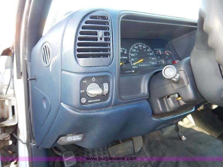 image for item I5295 1999 GMC Suburban 2500 SL SUV