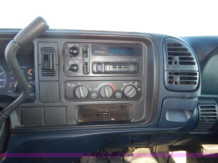 image for item I5295 1999 GMC Suburban 2500 SL SUV