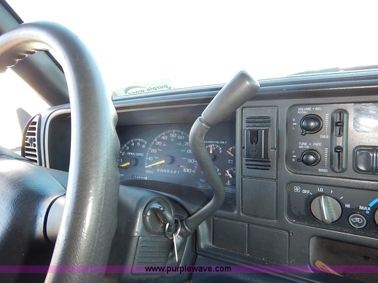 image for item I5295 1999 GMC Suburban 2500 SL SUV