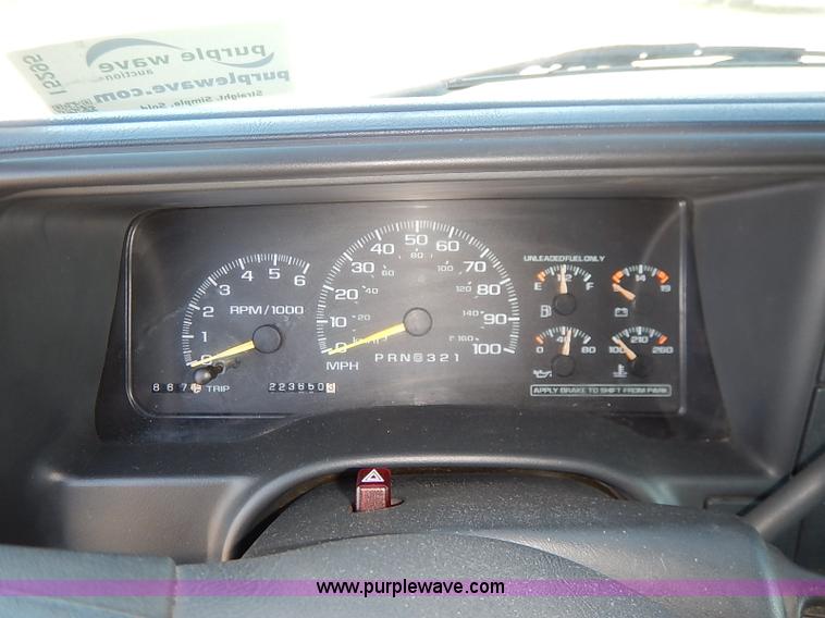 image for item I5295 1999 GMC Suburban 2500 SL SUV