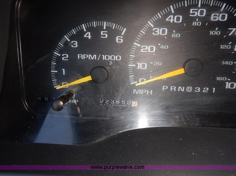 image for item I5295 1999 GMC Suburban 2500 SL SUV